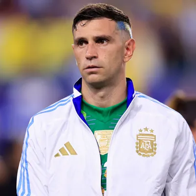 Dibu Martínez llegará con lo justo al debut de Argentina en el Mundial