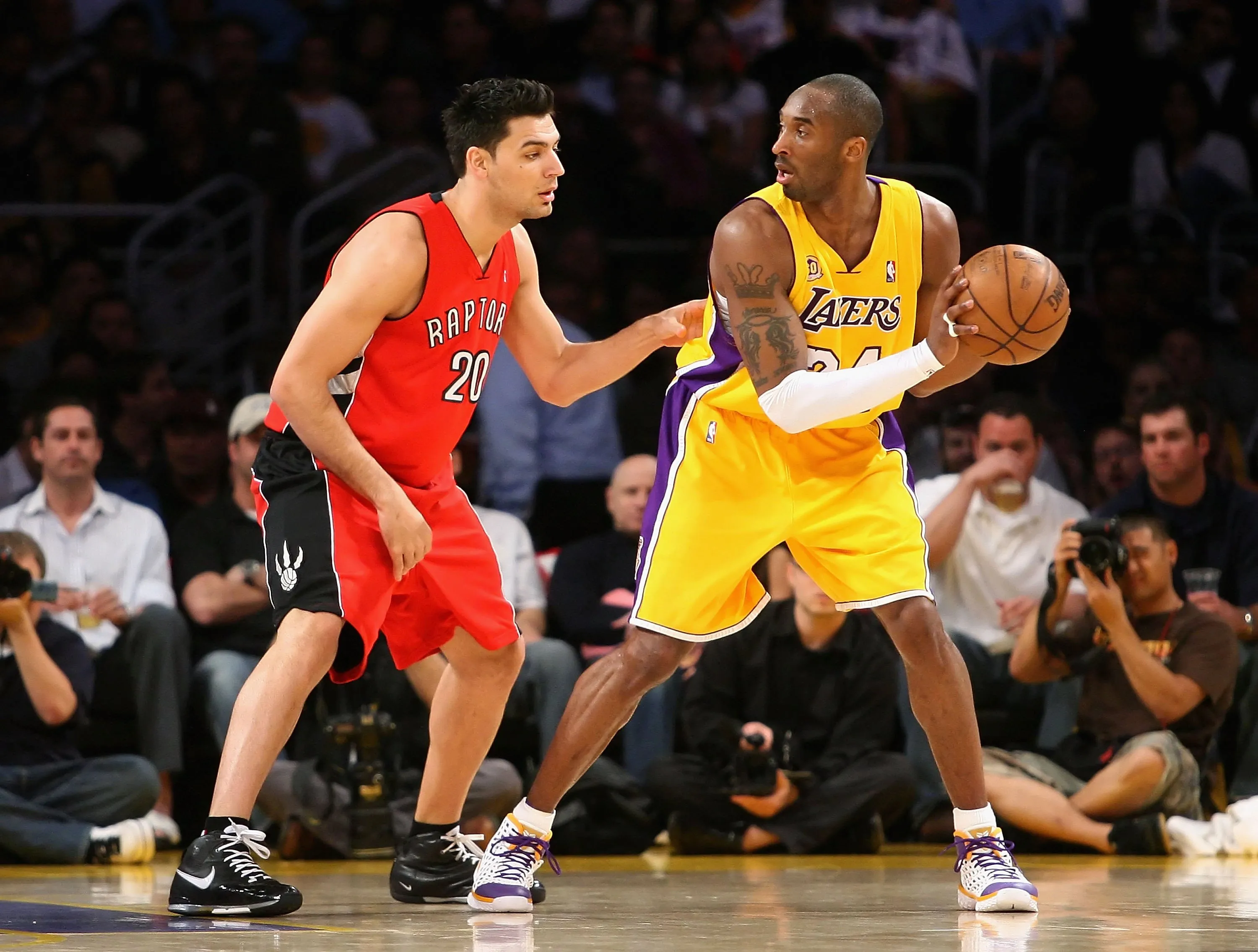 Cabeza, en los Raptors, marca hombre a hombre a Kobe Bryant (Getty)