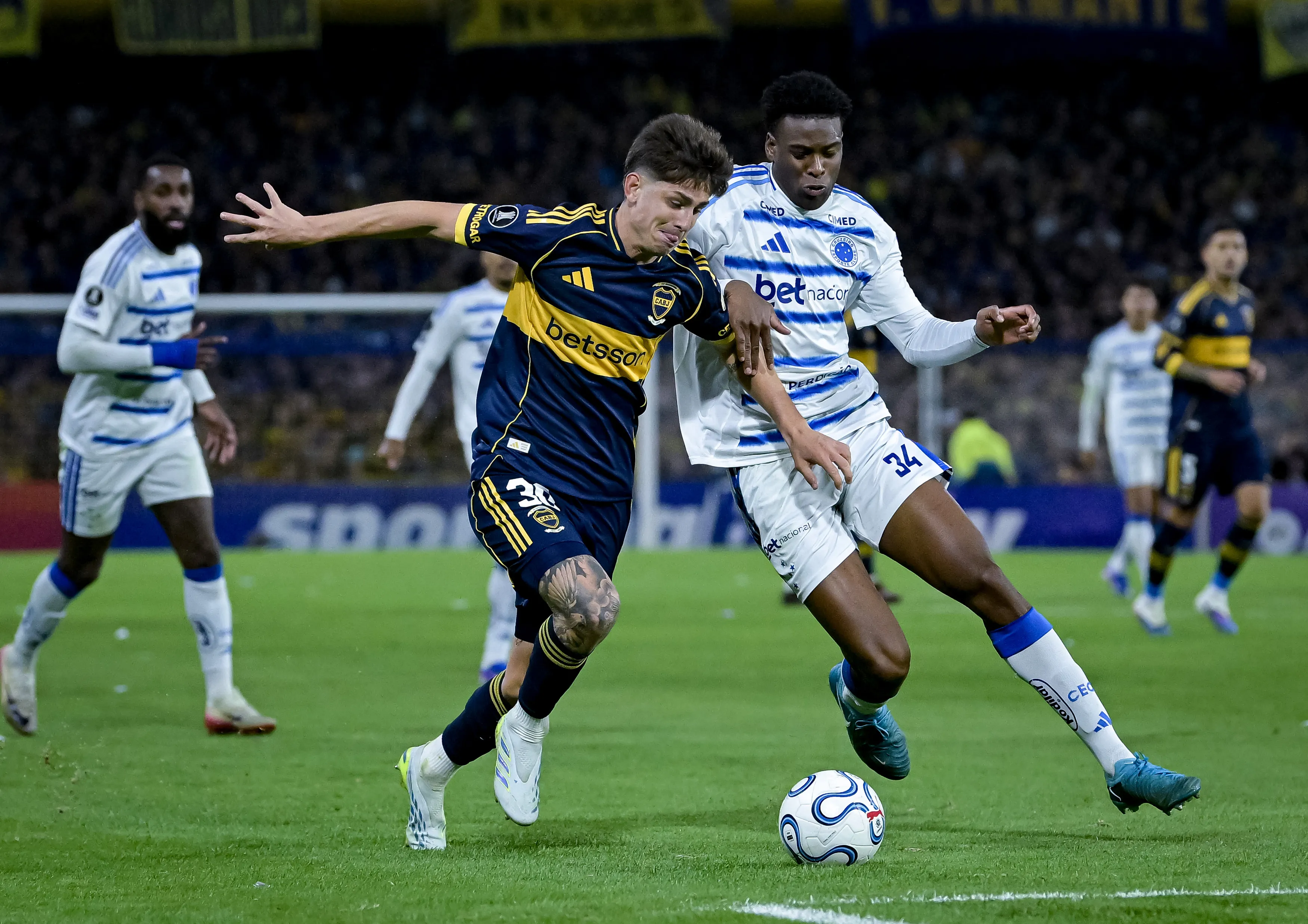 Tomás Belmonte disputa el balón contra Jonathan Jesus, de Cruzeiro. (Marcelo Endelli/Getty Images)