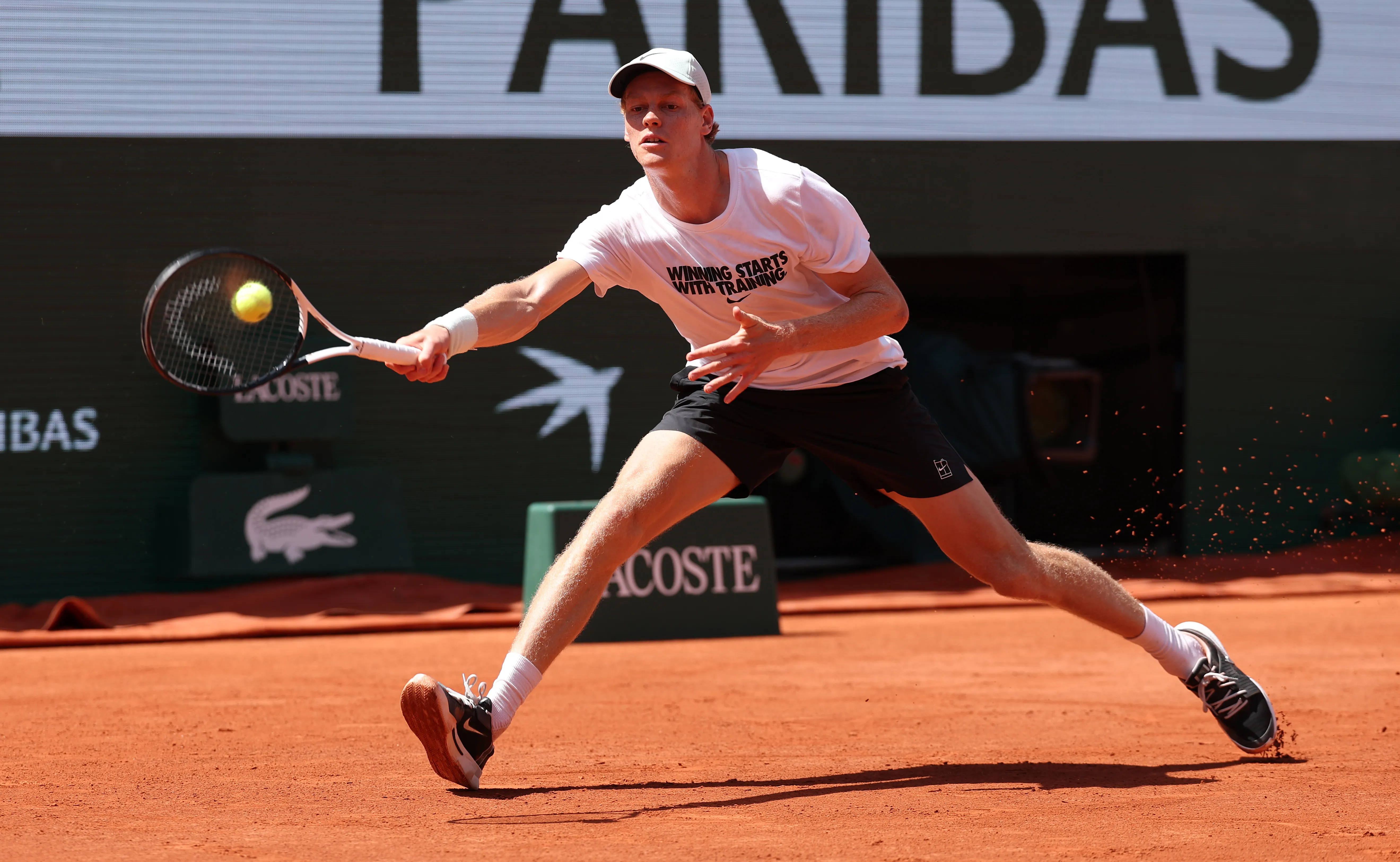 Jannik Sinner se entrena en París. (Foto: Getty).