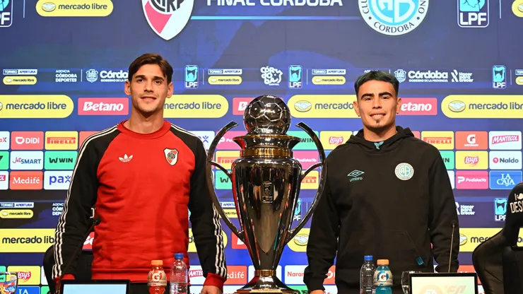 Lucas Martínez Quarta y Lucas Zelarayán, junto al trofeo del Torneo Apertura 2026.