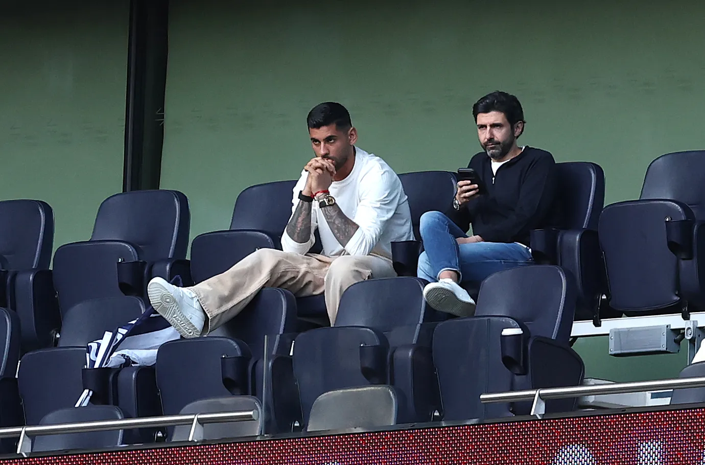 Cristian Romero mirando el partido del Tottenham con el Brighton el 18 de abril. Getty Images.