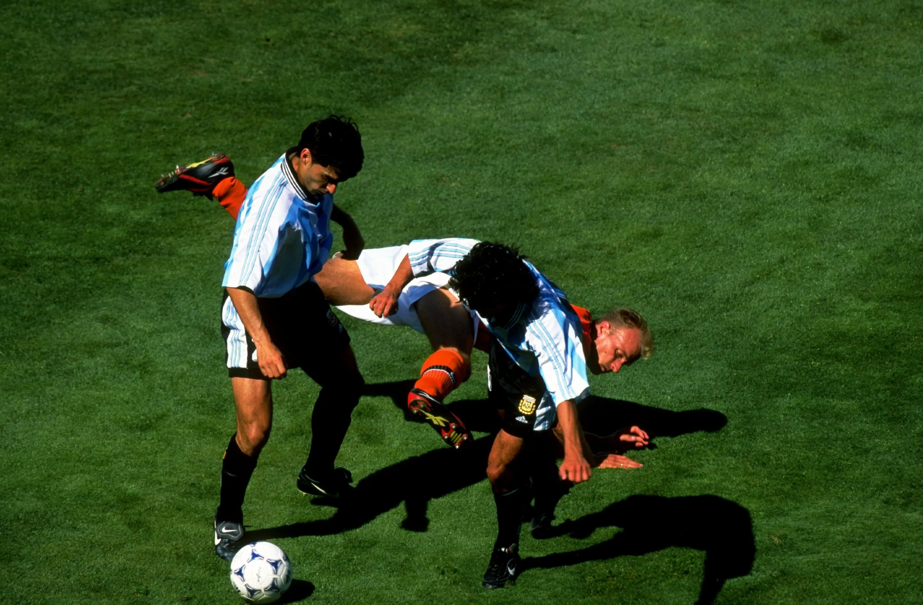 Roberto Ayala y Ariel Ortega contra Dennis Bergkamp en aquel partido del 4 de julio de 1998. Getty Images.