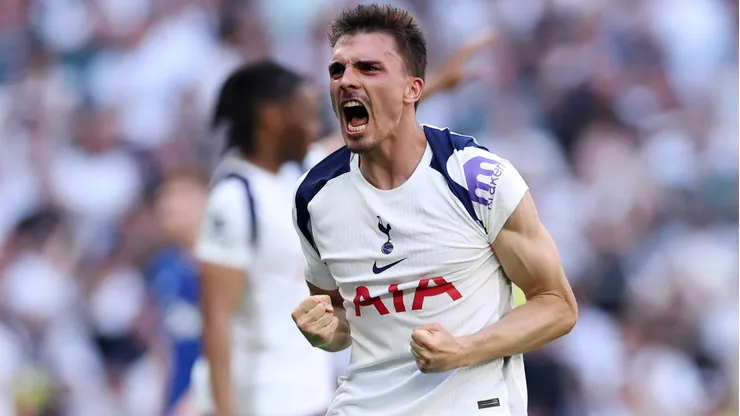 Palhinha festeja el gol de la salvación para Tottenham.