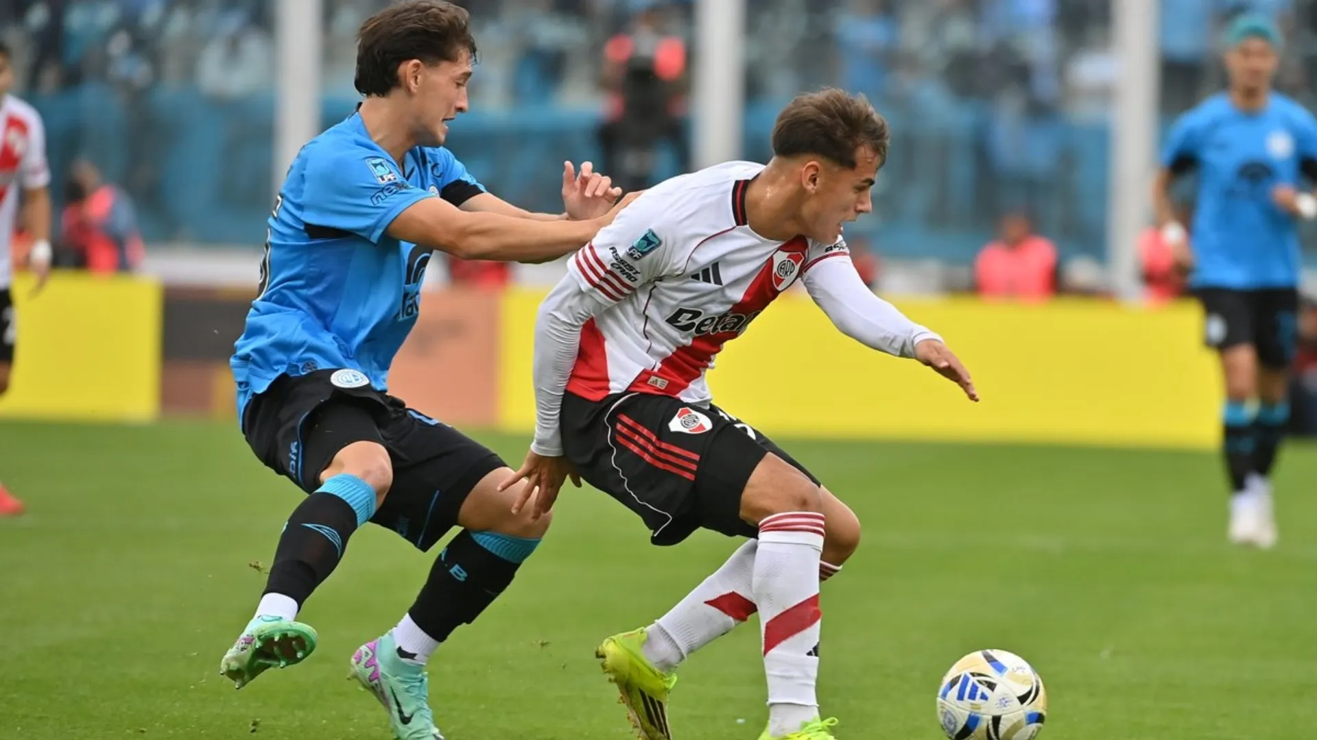 Freitas en medio de una de sus disputas. (Foto: Prensa River)