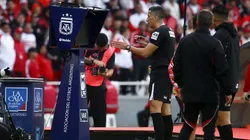 El momento en el que Falcón Pérez revisó en el VAR el penal para Belgrano.