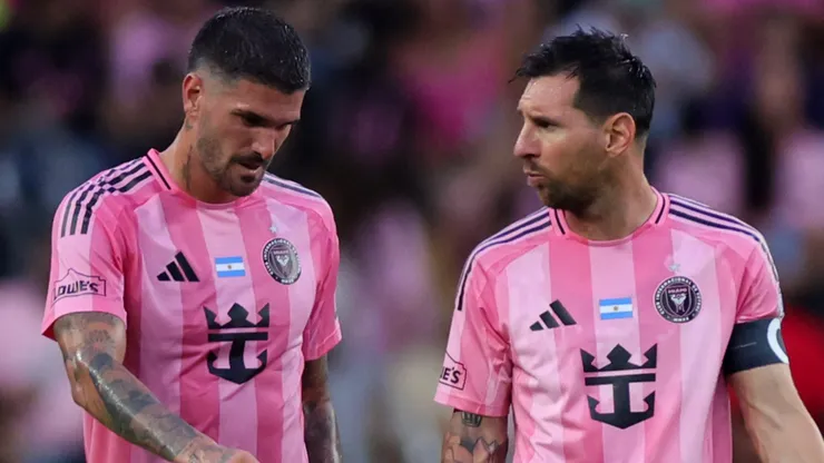 Lionel Messi junto a Rodrigo De Paul.