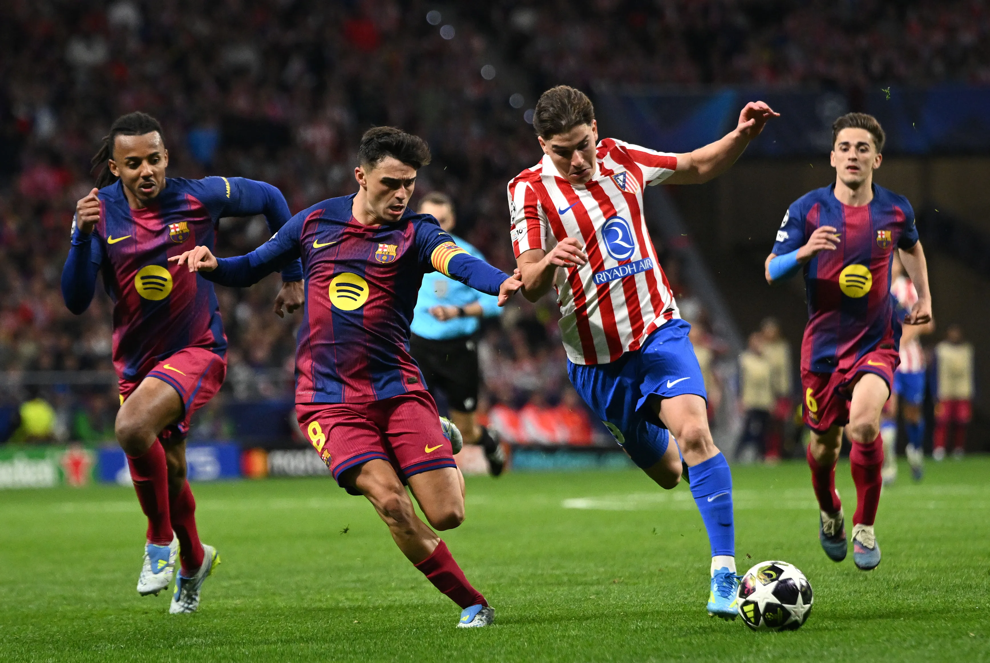 Julián Alvarez contra Barcelona por Champions League. Getty Images.