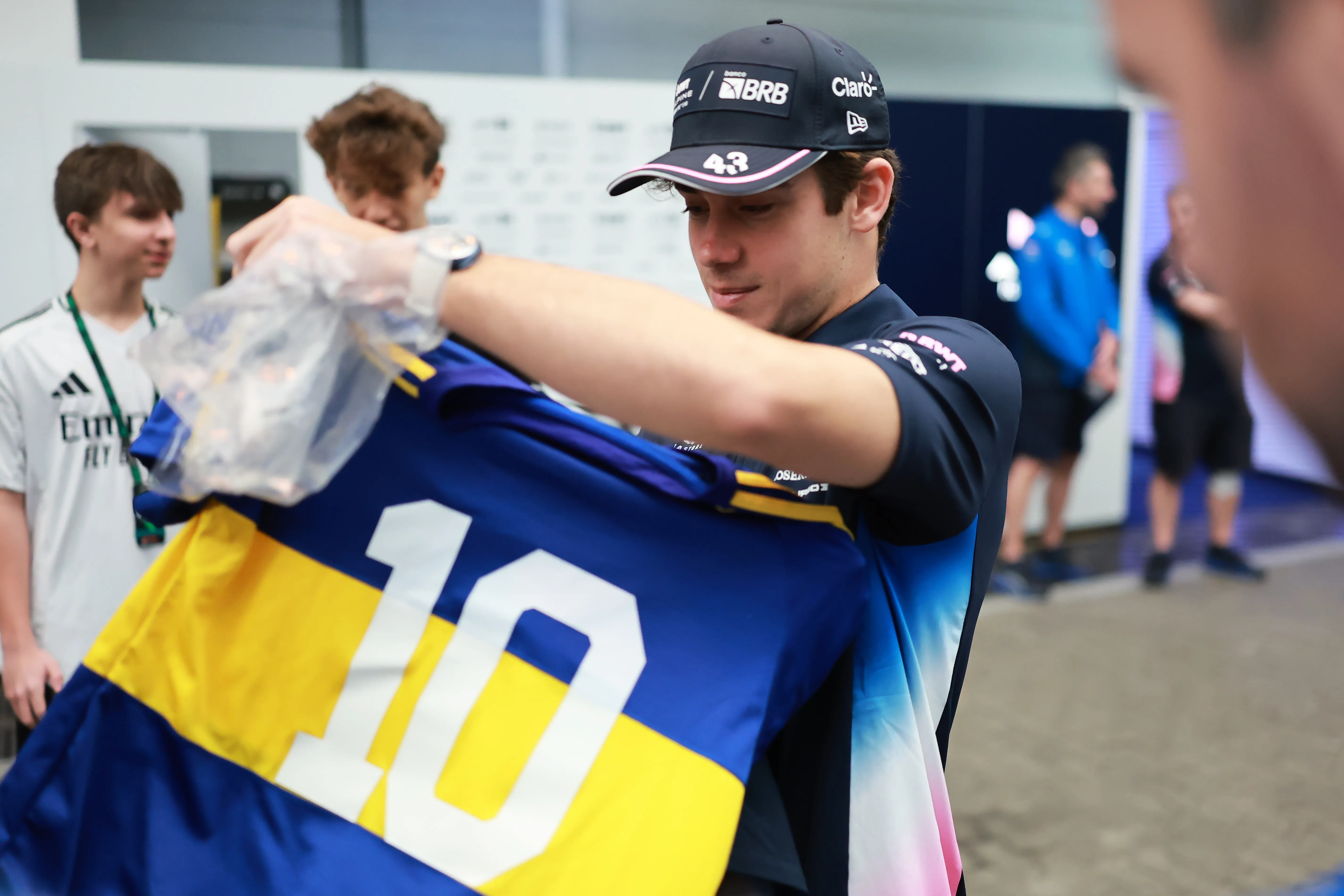 Franco Colapinto con la camiseta de Boca en la Fórmula 1. (Getty Images)