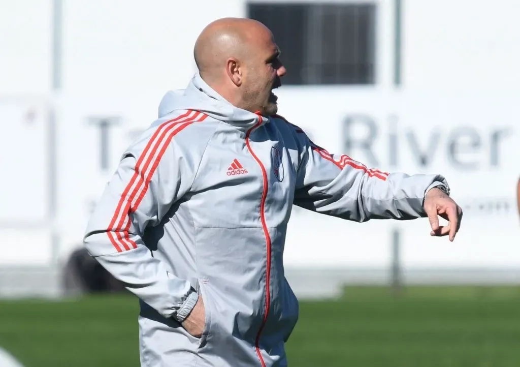 Luigi Villalba en la Reserva de River como DT. (Foto: Prensa River).
