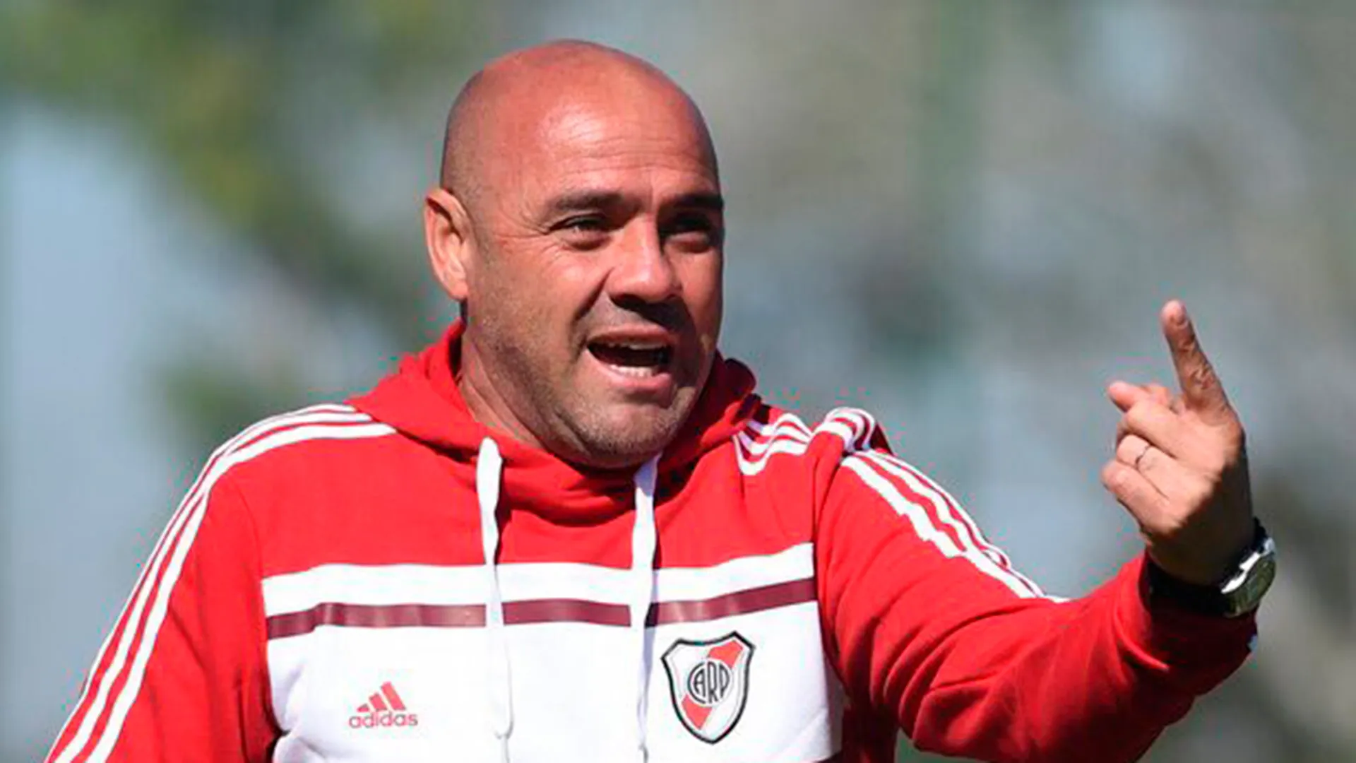 Luigi Villalba en la Reserva de River como DT.