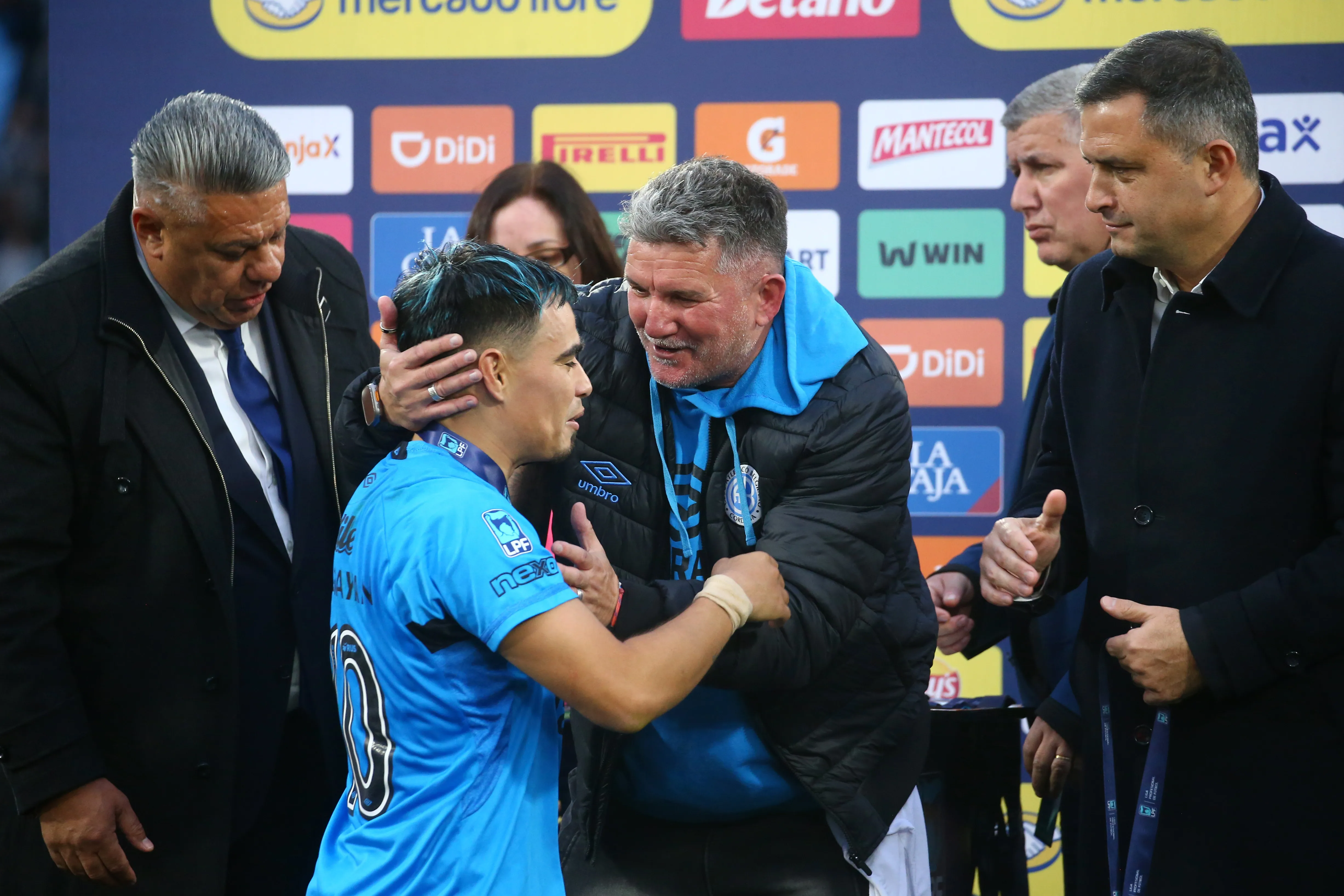 Artime y Zelarayán en la premiación de Belgrano. (Foto: Getty)