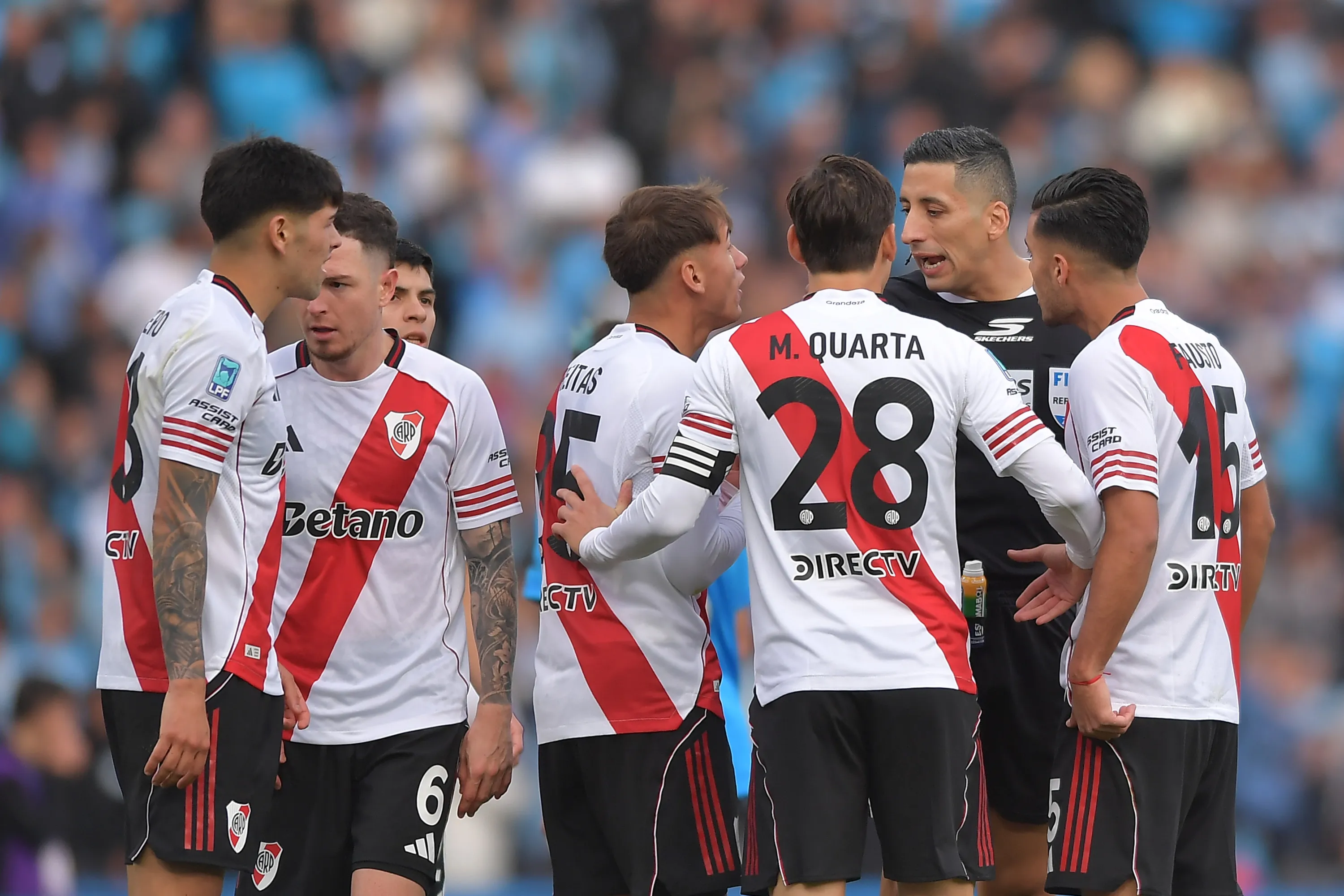 Lucas Martínez Quarta, capitán de River, en su protesta a Falcón Pérez. Getty Images.