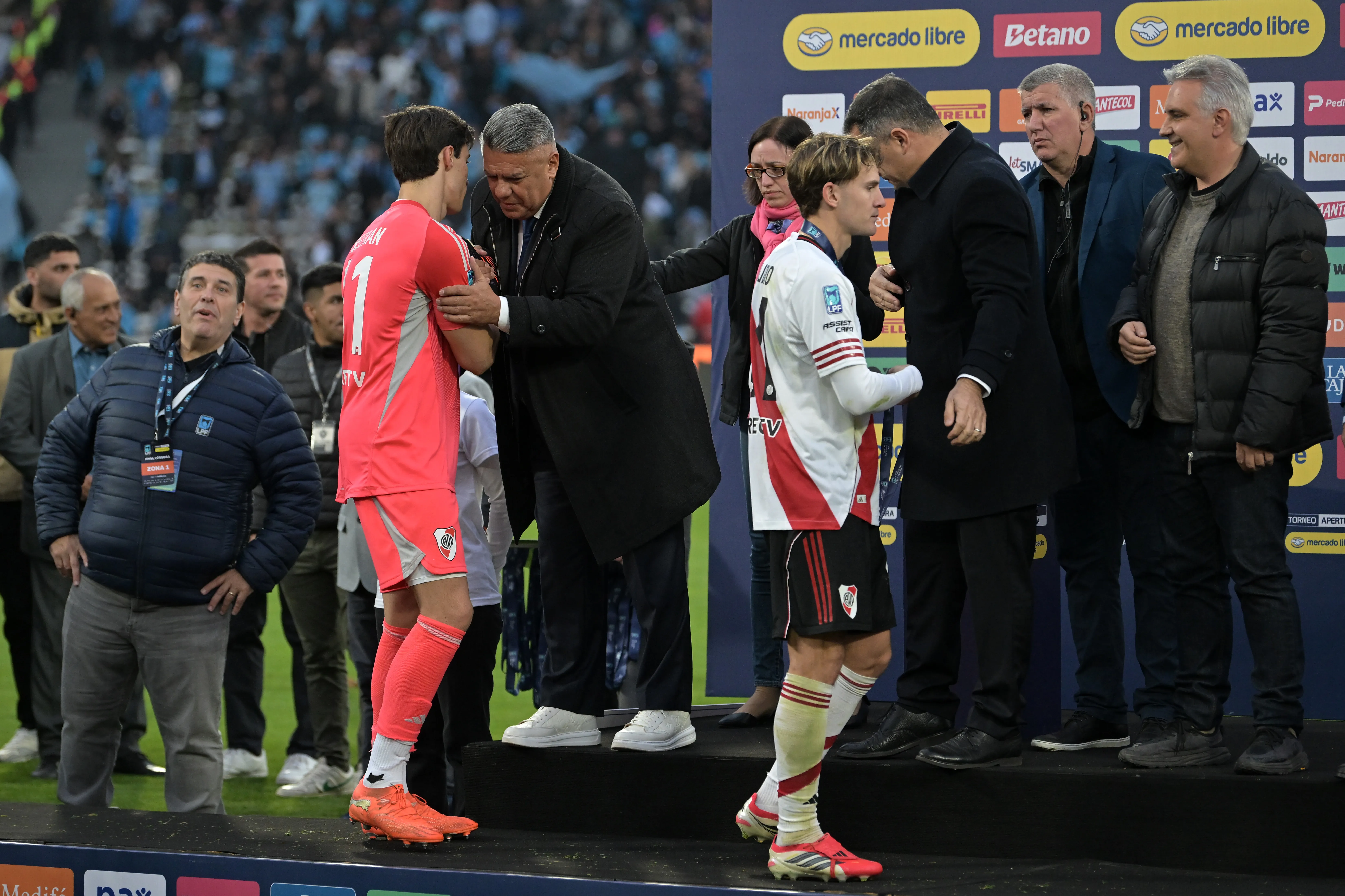 Santiago Beltrán recibiendo la medalla de subcampeón del Torneo Apertura 2026. Getty Images.