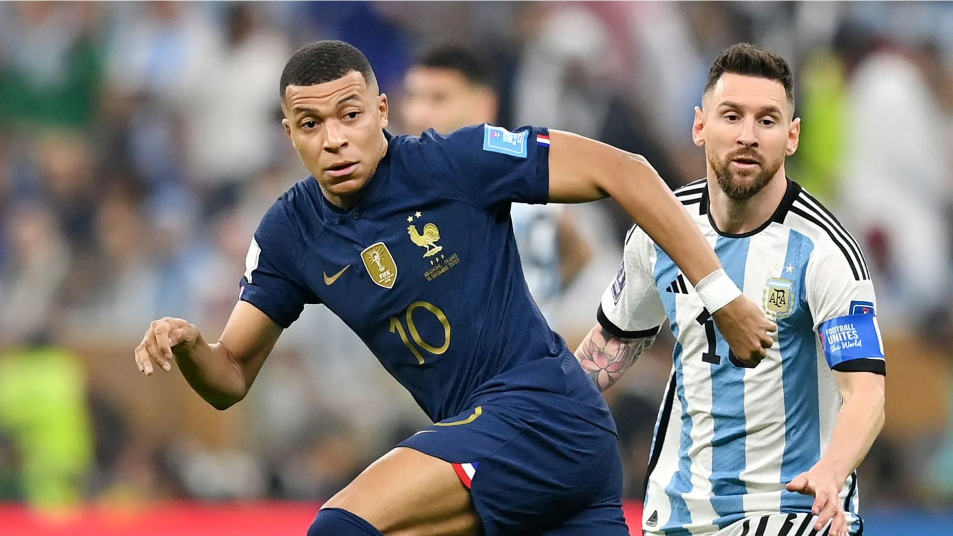 Messi y Mbappé en plena disputa de la final de Qatar 2022.