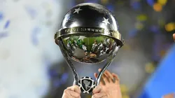 El trofeo de la Copa Sudamericana.