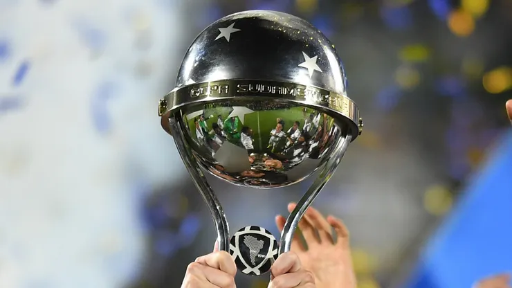 El trofeo de la Copa Sudamericana.