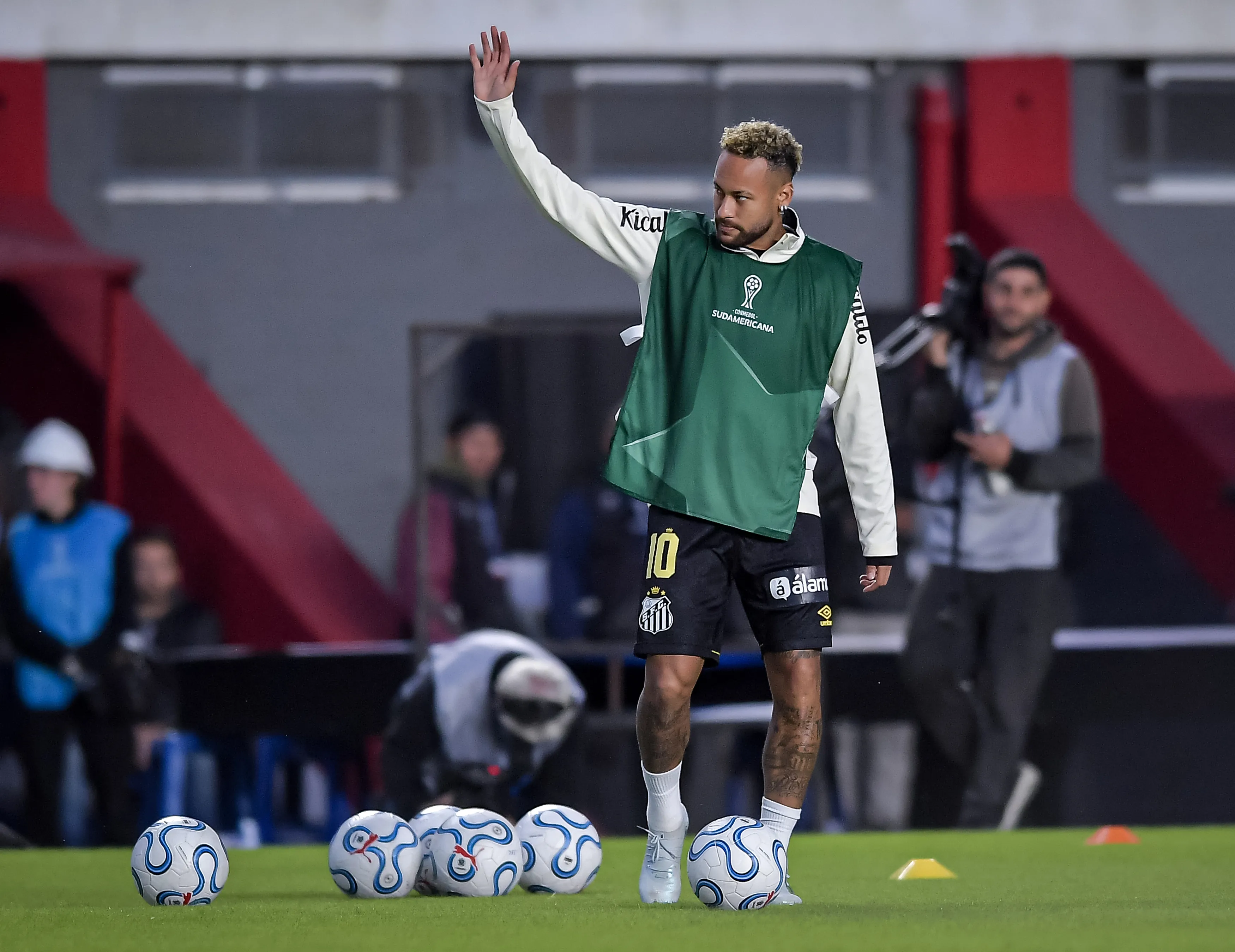 Neymar en la cancha de San Lorenzo. Getty Images.