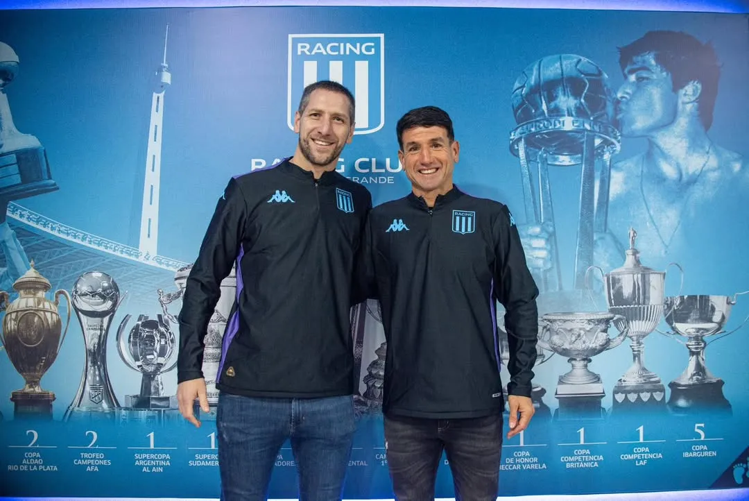Luciano Aued, asistente técnico, junto a Chirola Romero, el DT interino de la Academia. (Foto: Prensa Racing)