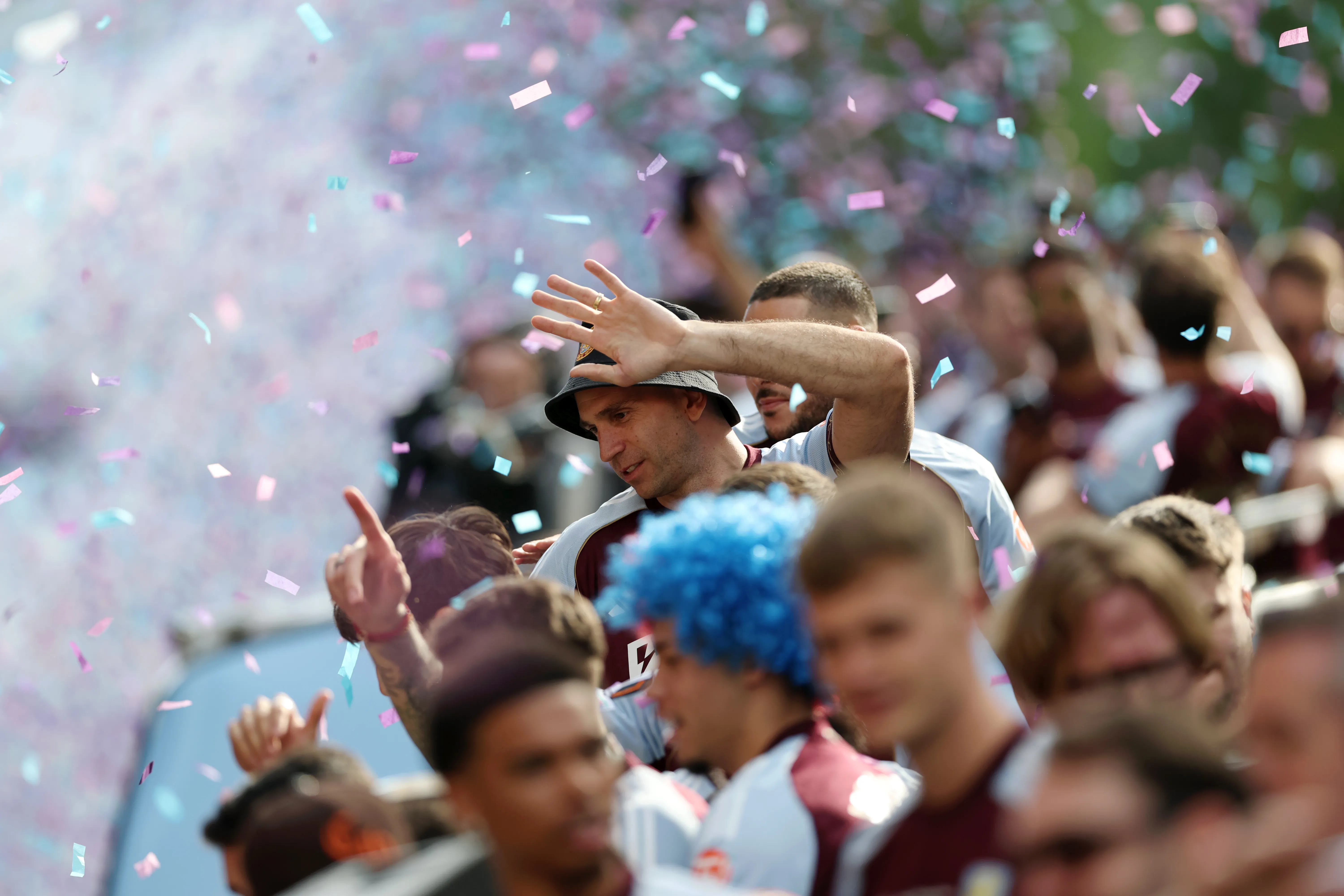 Dibu Martínez en los festejos de Aston Villa. (Foto: Getty)
