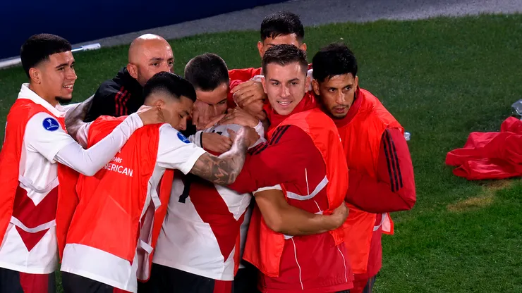 Los jugadores de River celebran el gol de Maxi Salas ante Blooming.