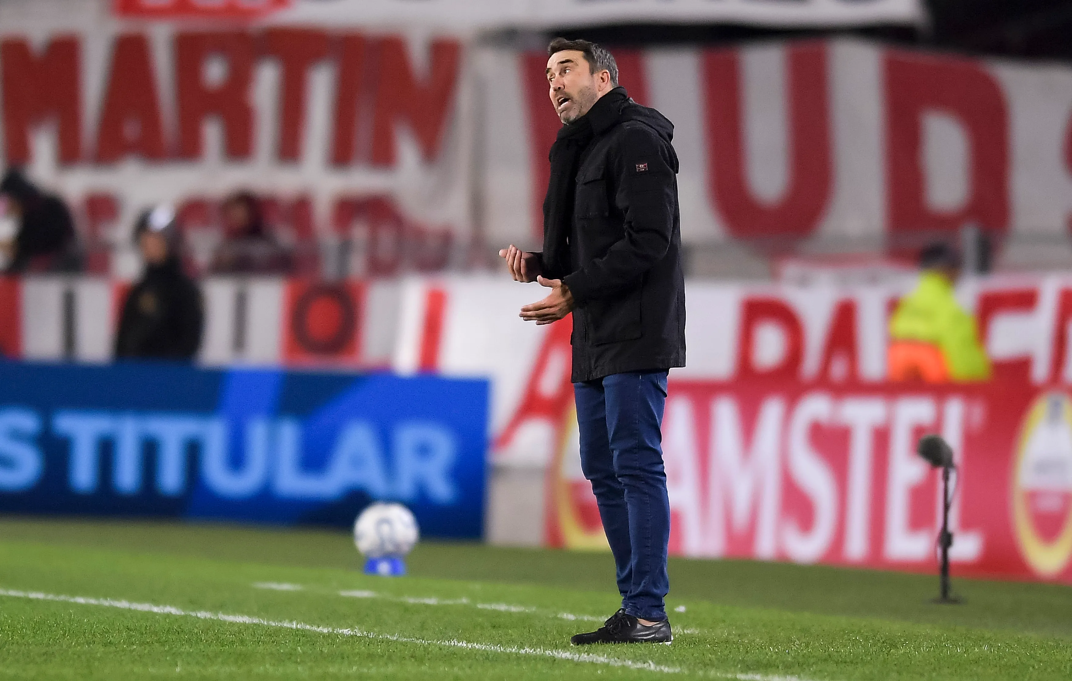 Eduardo Coudet en el partido con Blooming. Getty Images.