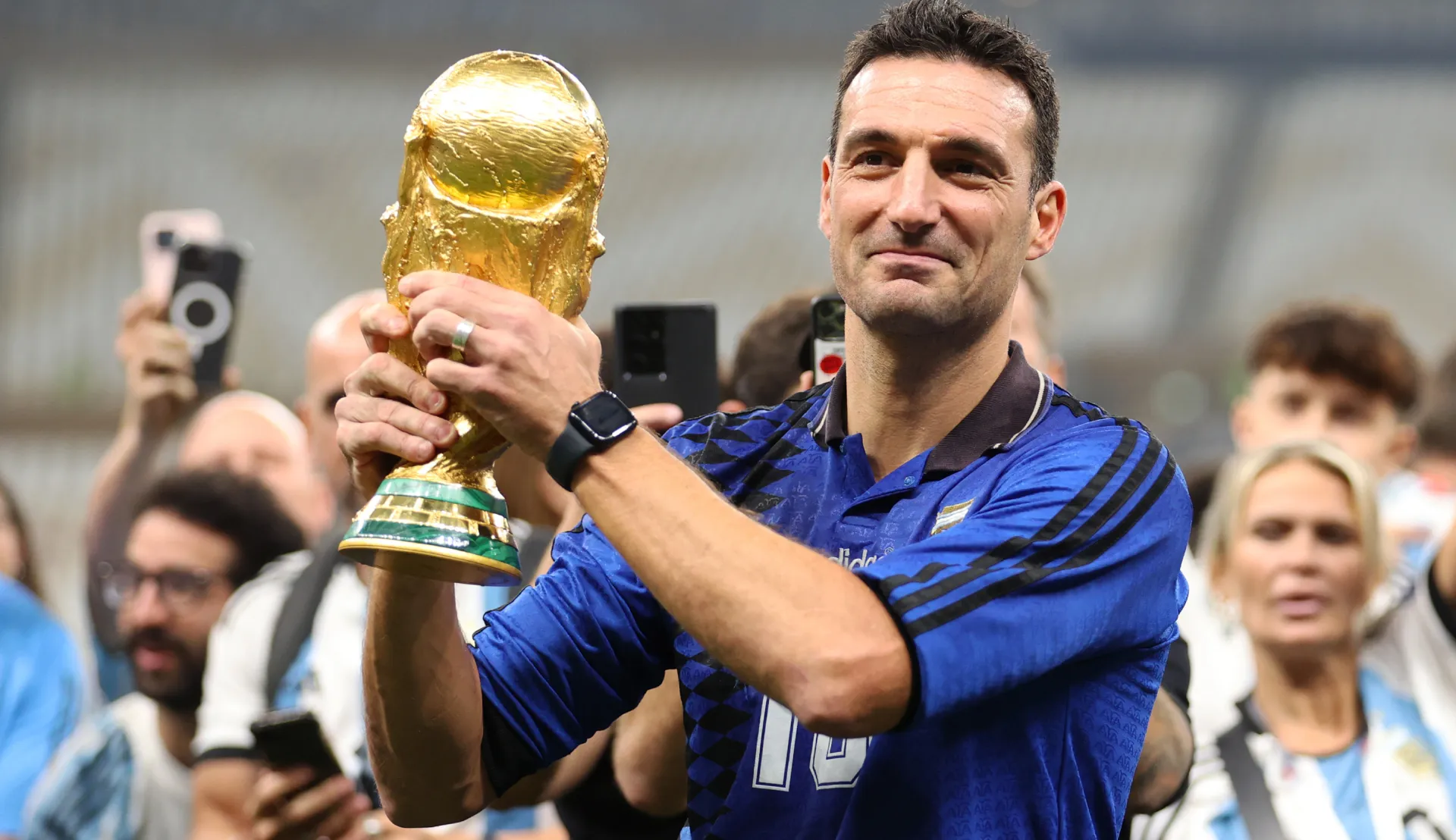 Lionel Scaloni, entrenador de Argentina, con la Copa del Mundo 2022.