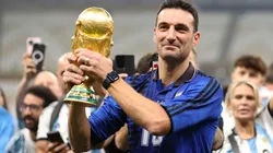 Lionel Scaloni, entrenador de Argentina, con la Copa del Mundo 2022.