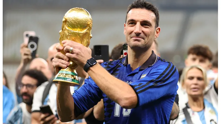 Lionel Scaloni, entrenador de Argentina, con la Copa del Mundo 2022.