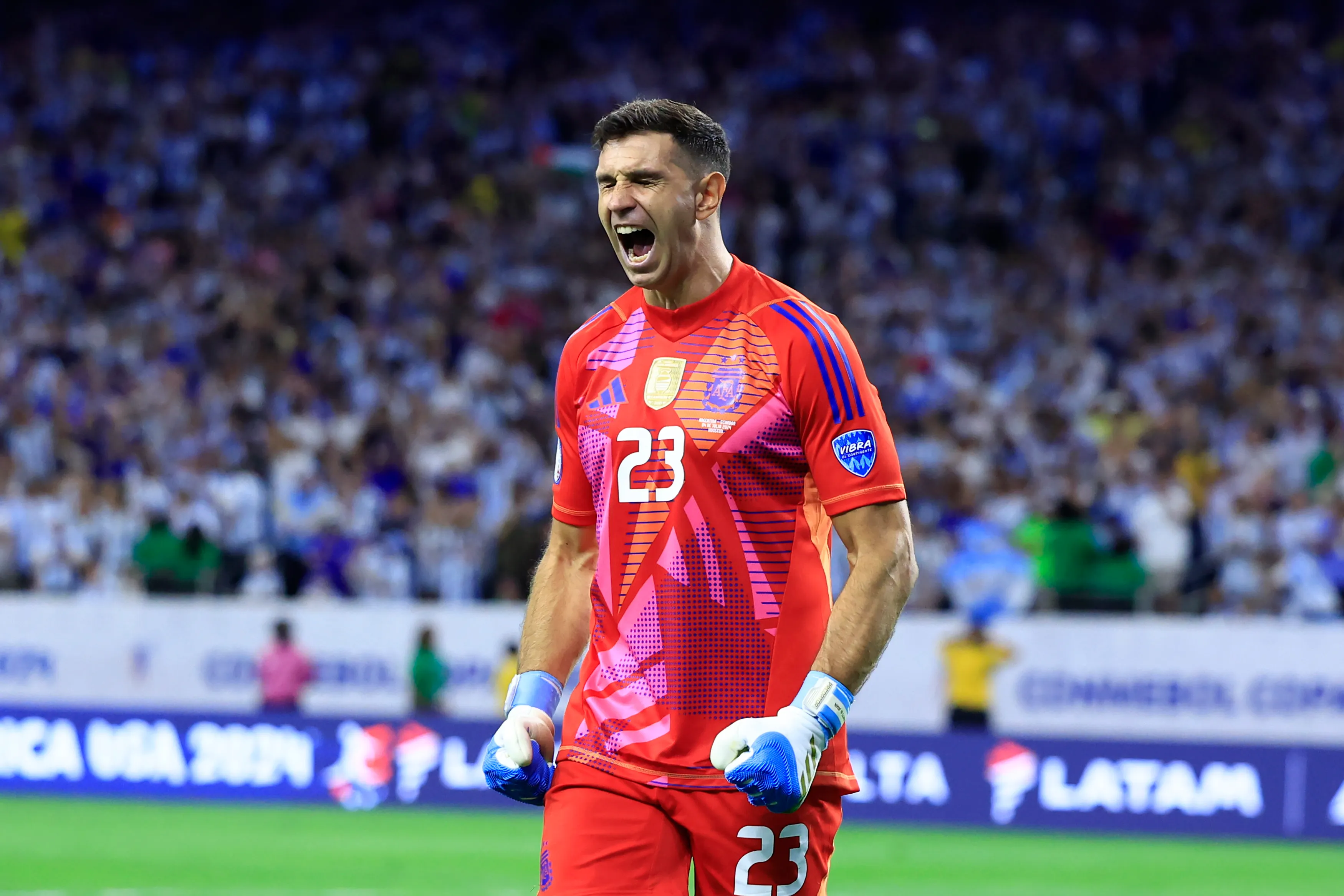 Dibu Martínez va por su segundo Mundial (Getty)