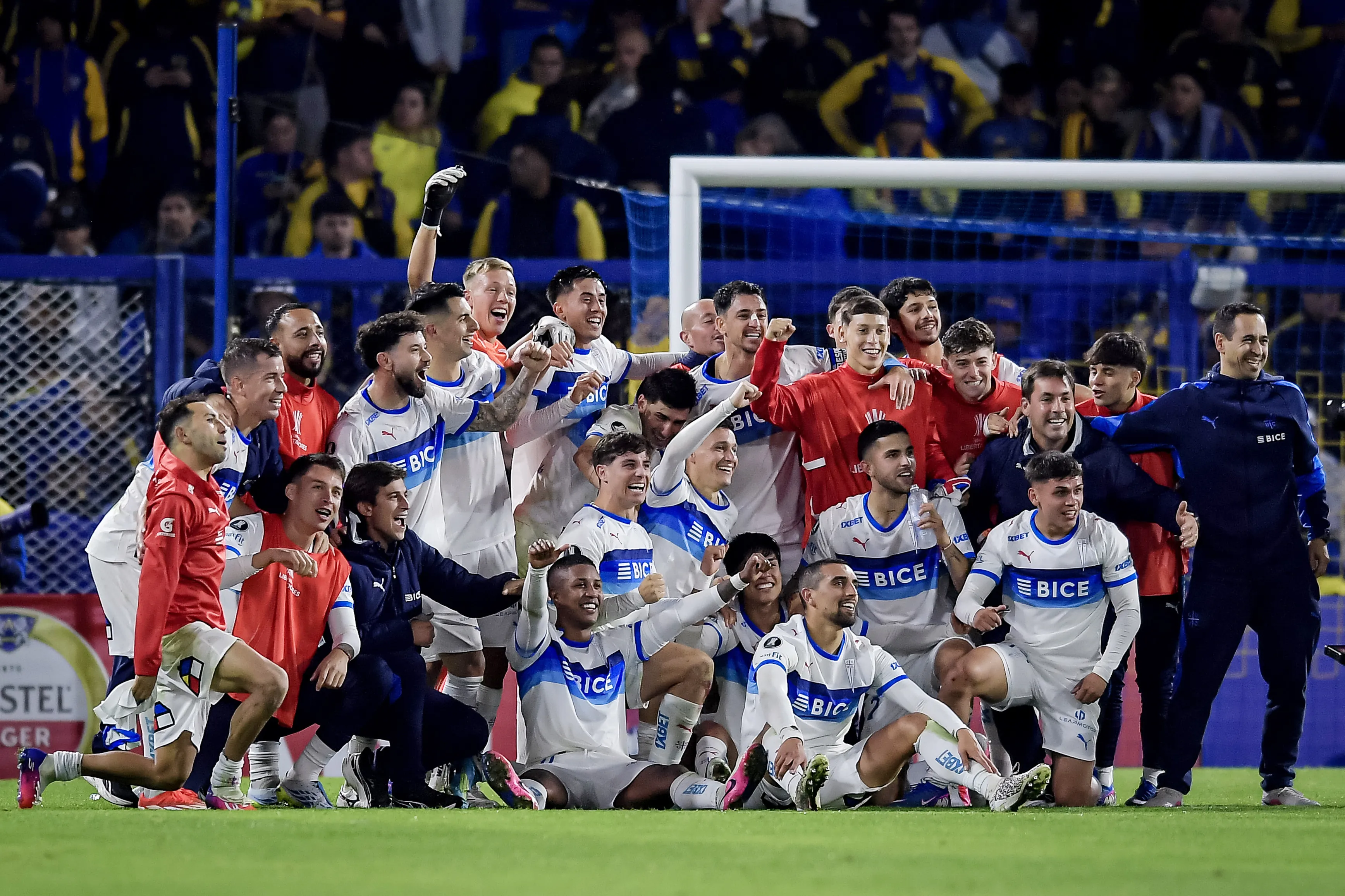 Los jugadores de la Universidad Católica celebran la victoria en La Bombonera. (Foto: Getty).