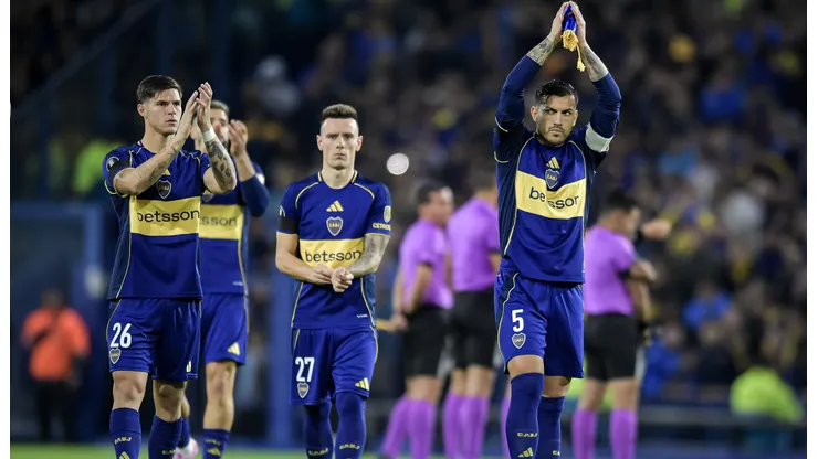 Leandro Paredes y los futbolistas de Boca Juniors.