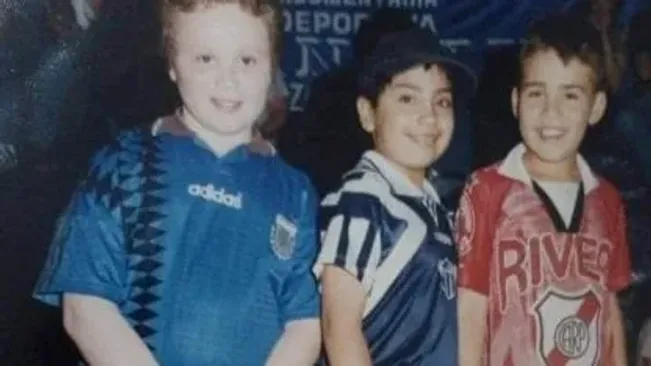 U joven Otamendi, a la derecha, posa con una camiseta de River