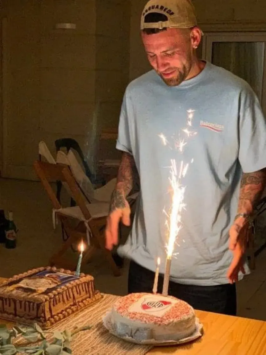 Otamendi festejó su cumpleaños con una torta idéntica.