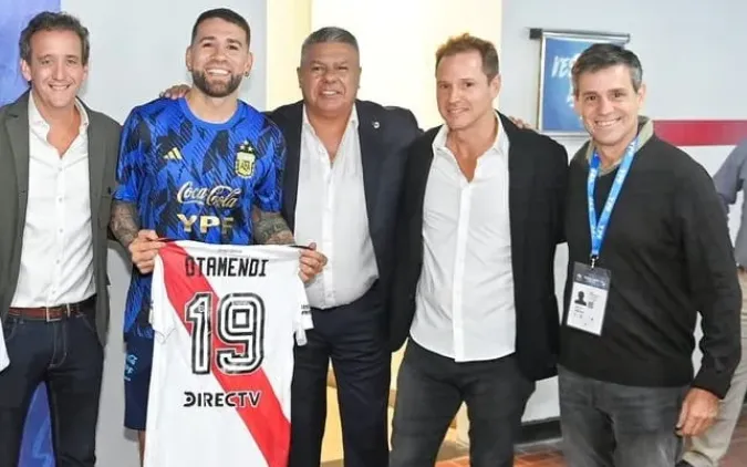 Otamendi, junto a Brito, Tapia y dirigentes de River en 2023.