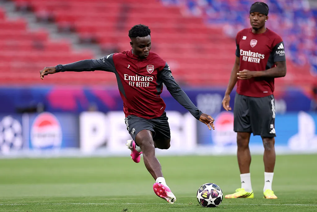 Bukayo saca durante el último entrenamiento de Arsenal.
