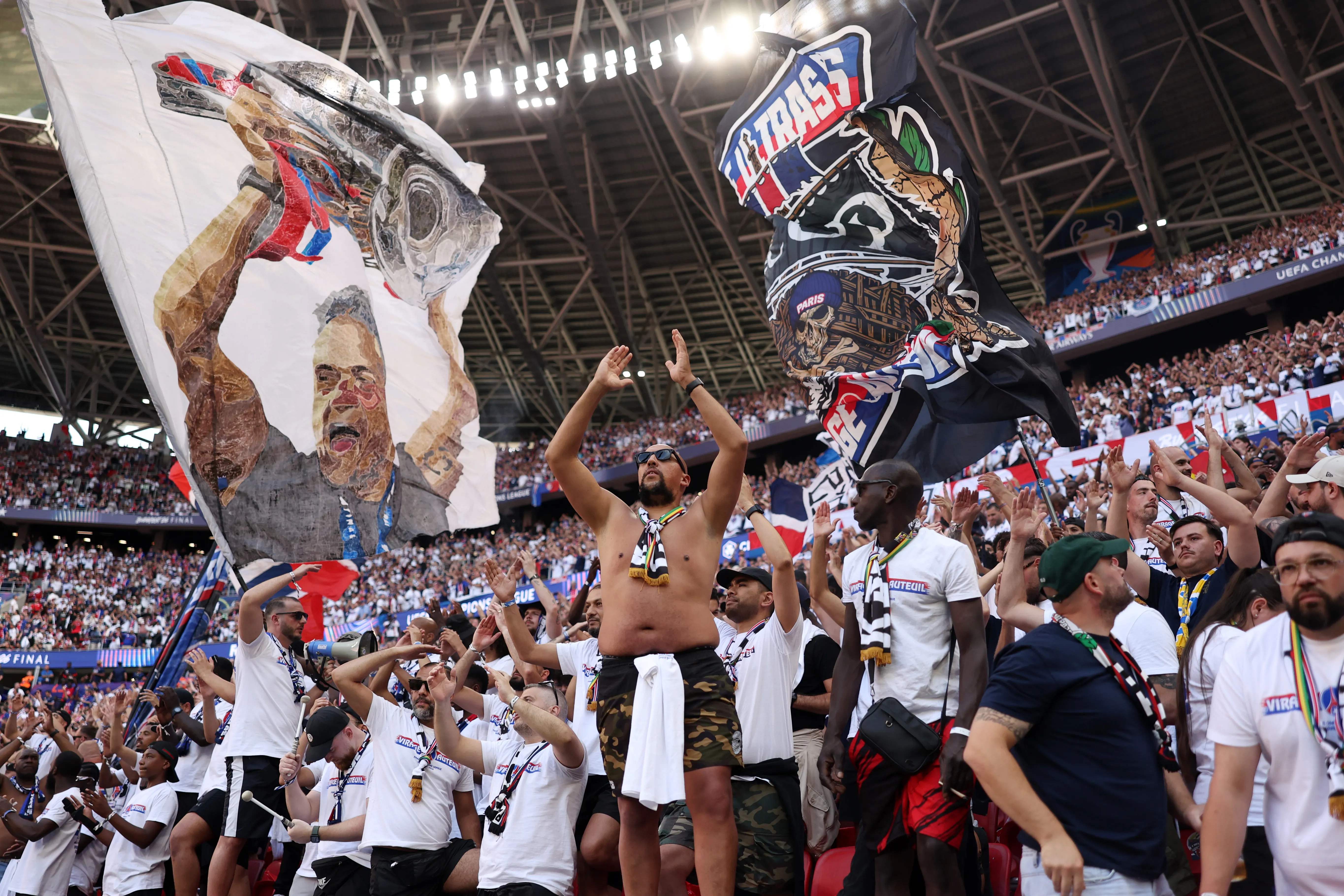 Los hinchas de Paris Saint-Germain invaden el Puskás Aréna. (Lars Baron/Getty Images)