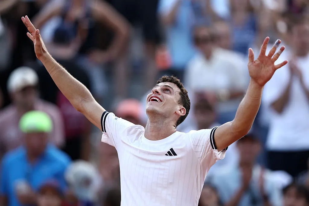 Juan Manuel Cerúndolo sigue haciendo historia grande en París.