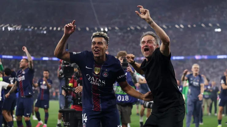 Luis Enrique celebra junto a Désiré Doué.
