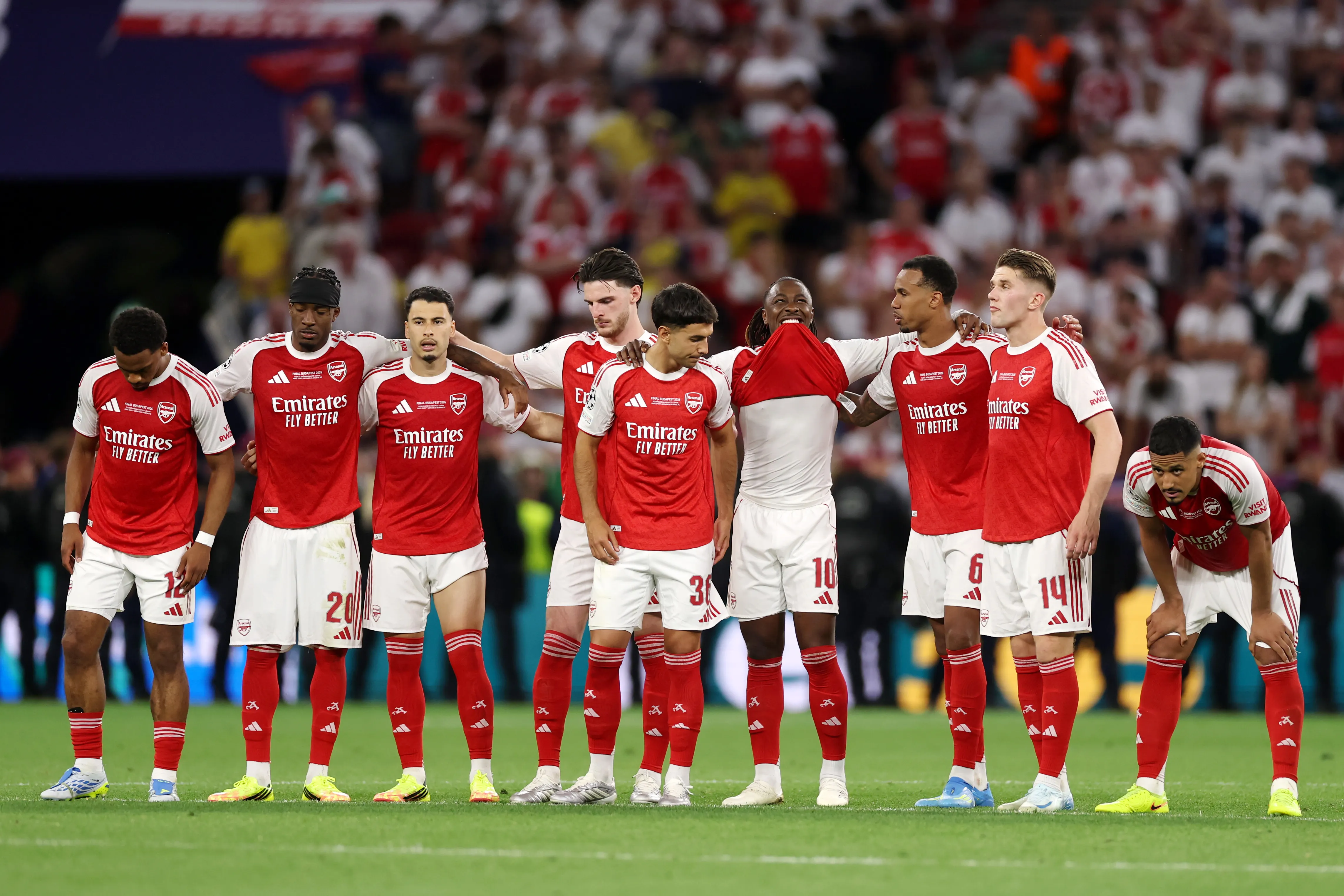Los futbolista de Arsenal durante los penales ante PSG. (Getty Images)