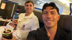 Lisandro Martínez publicó una foto en la que se lo ve al Dibu Martinez con un vendaje en su mano derecha.