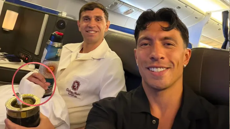 Lisandro Martínez publicó una foto en la que se lo ve al Dibu Martinez con un vendaje en su mano derecha.