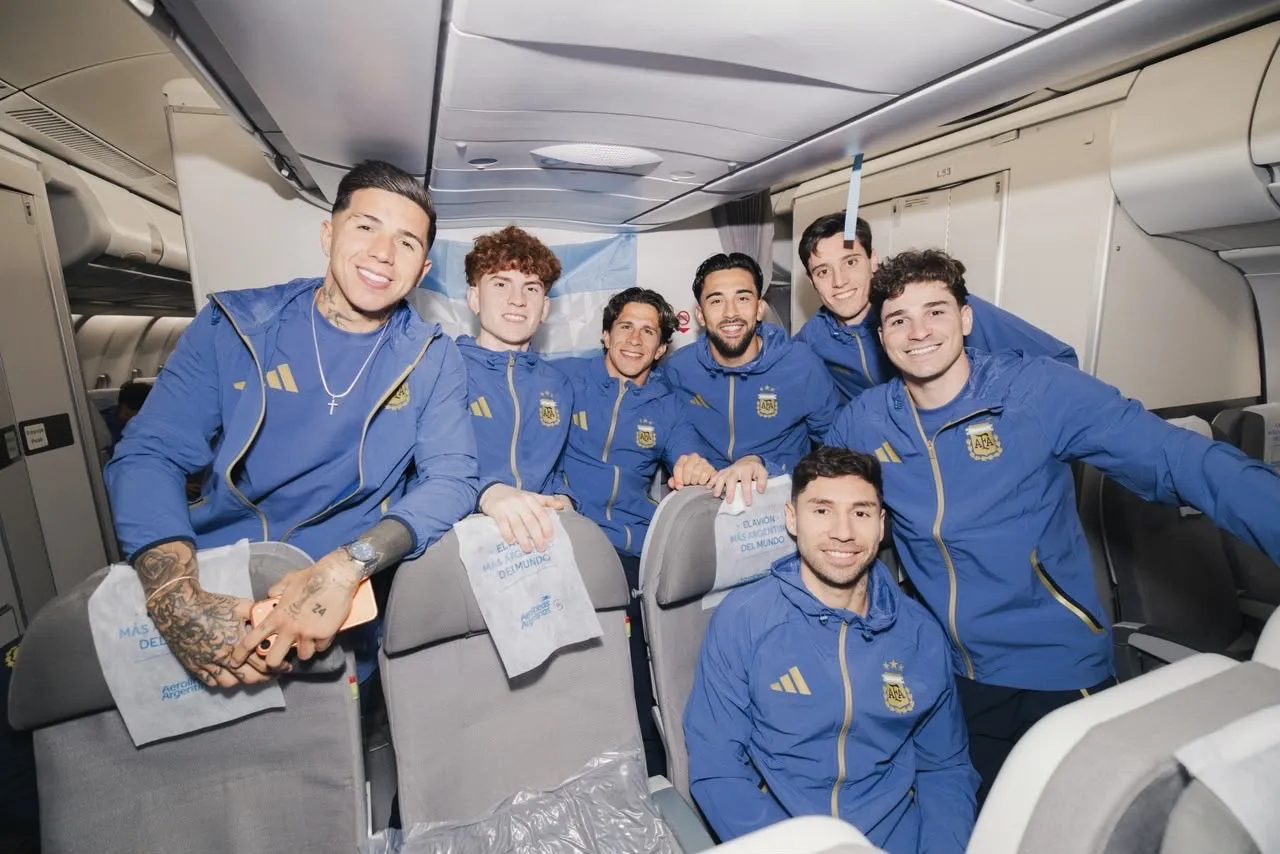 Montiel, Julián y Nico González, al límite desde lo físico, en el vuelo a Kansas junto al resto de la Selección (Prensa AFA).