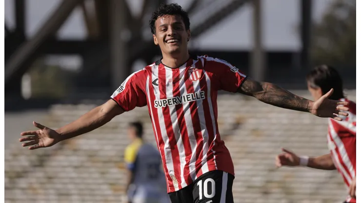 Tiago Palacios, futbolista de Estudiantes ante Rosario Central.