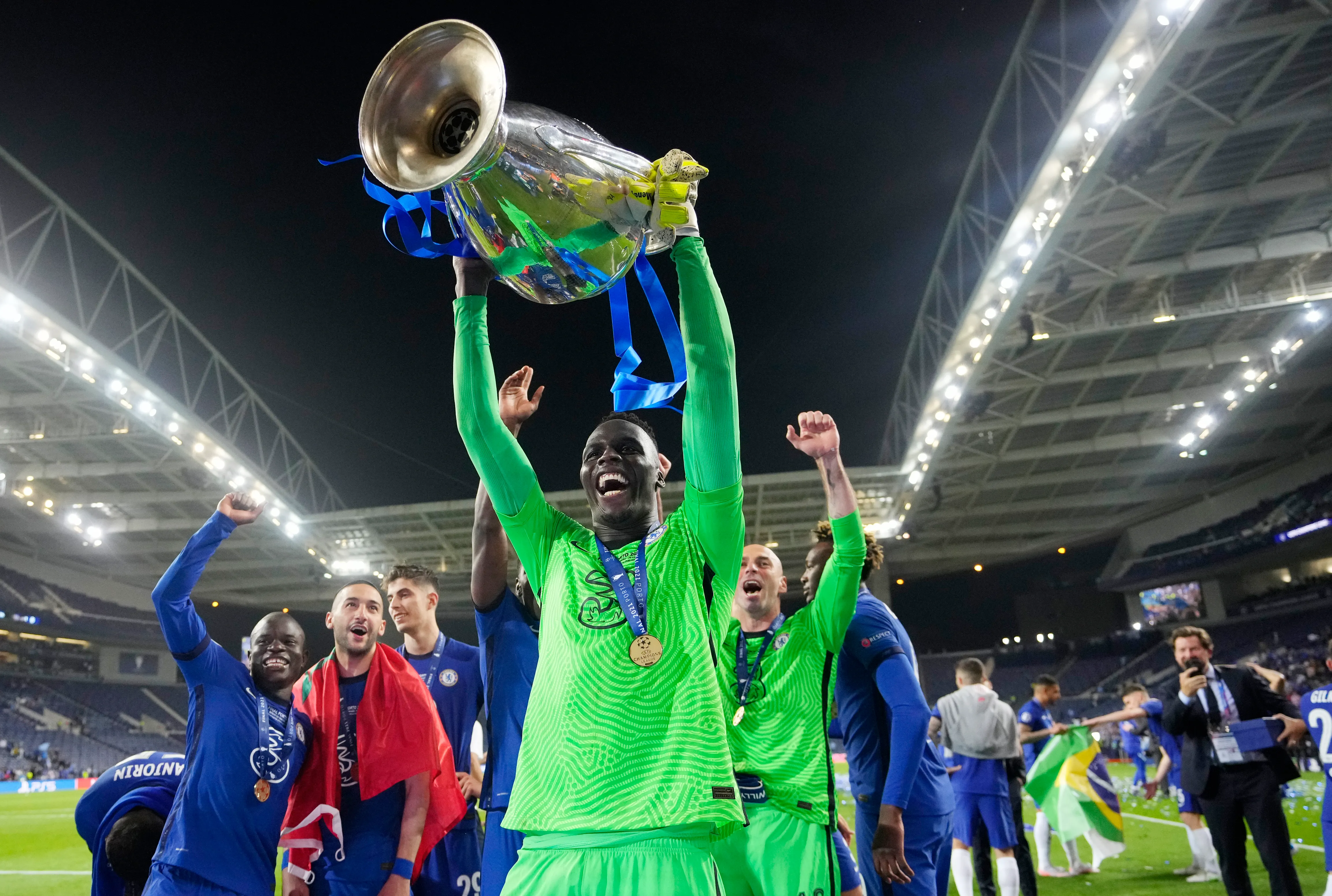Mendy alzando la Champions League conseguida con Chelsea (Getty Images).