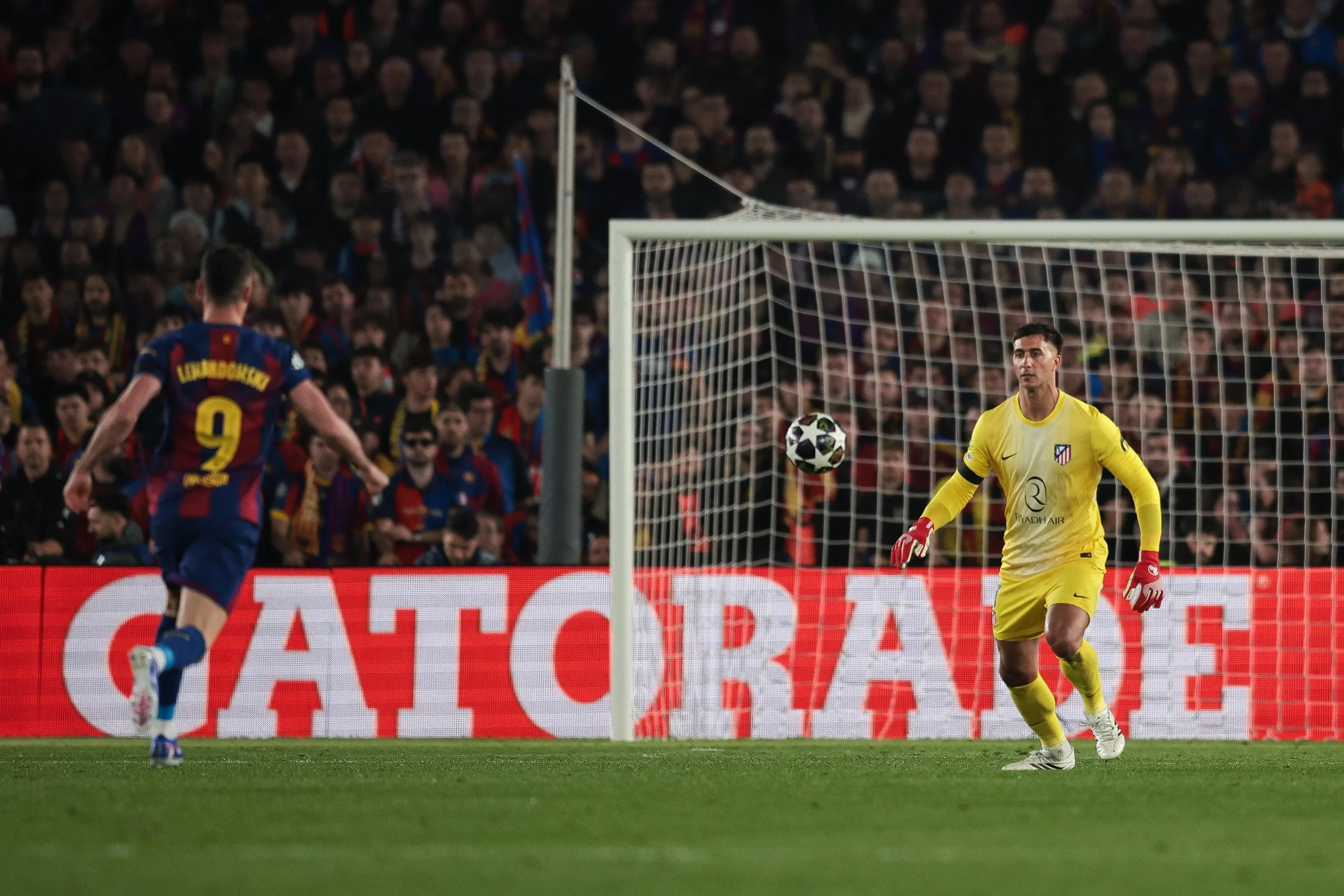 Juan Musso frente al Barcelona en el Camp Nou. Getty Images.