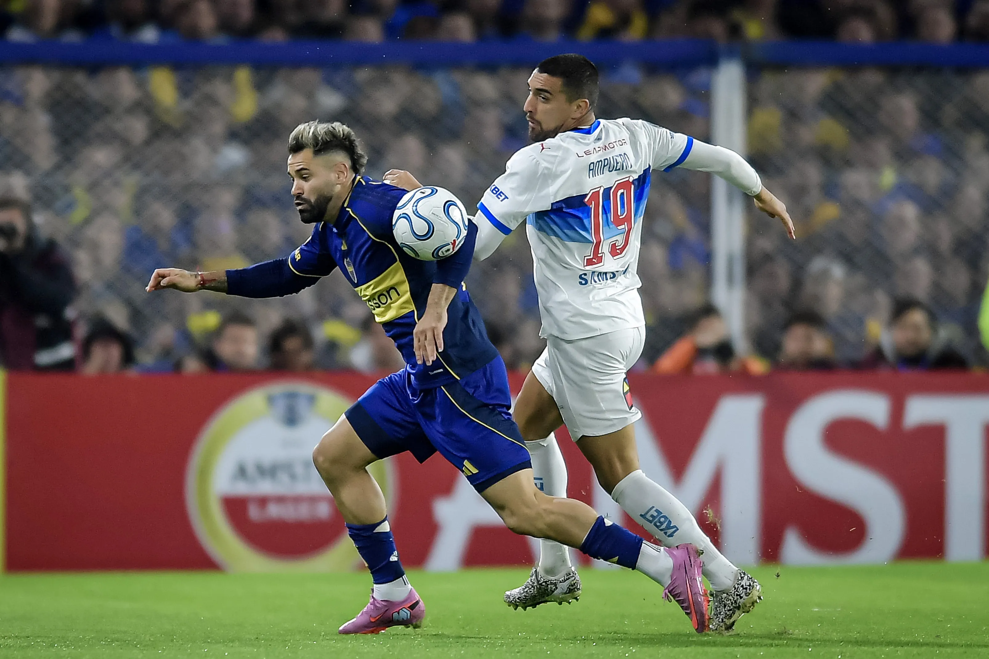 Milton Giménez ante la Universidad Católica. (Foto: Getty).