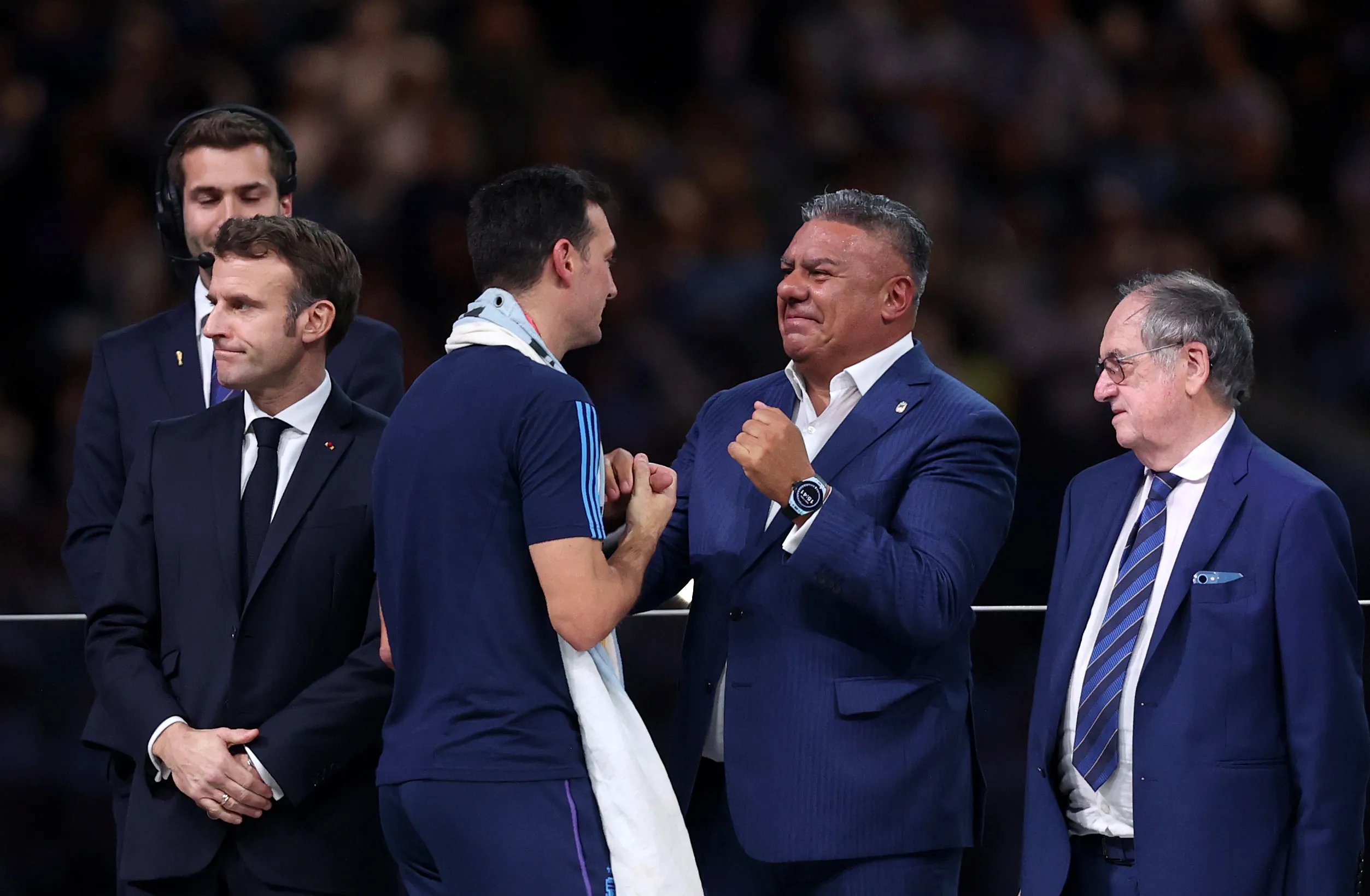 Lionel Scaloni junto a Claudio Tapia en la entrega de premios de la Copa del Mundo de Qatar 2022. Getty Images.