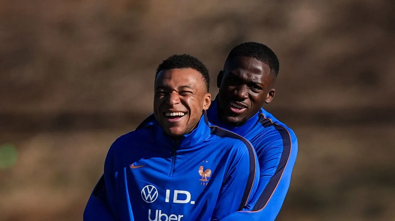 Mbappé y Konaté, juntos en la Selección de Francia.
