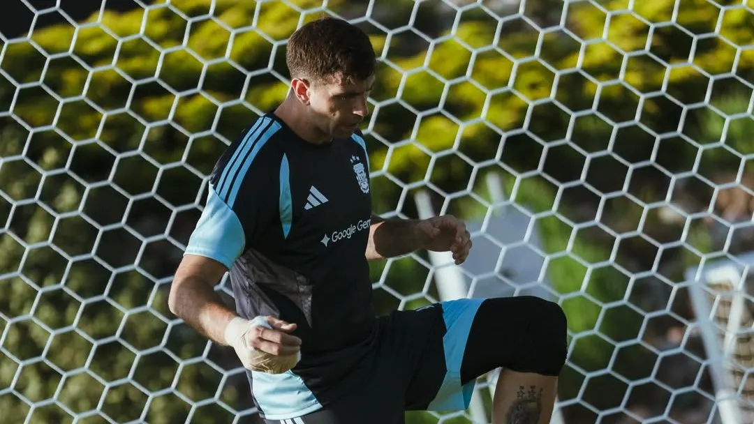 Emiliano Martínez mostró su mano vendada.